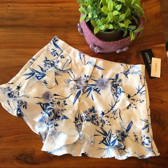 NWT Floral shorts with ruffle detail and side pockets. Size 2. Soho Apparel - Picture 2 of 7